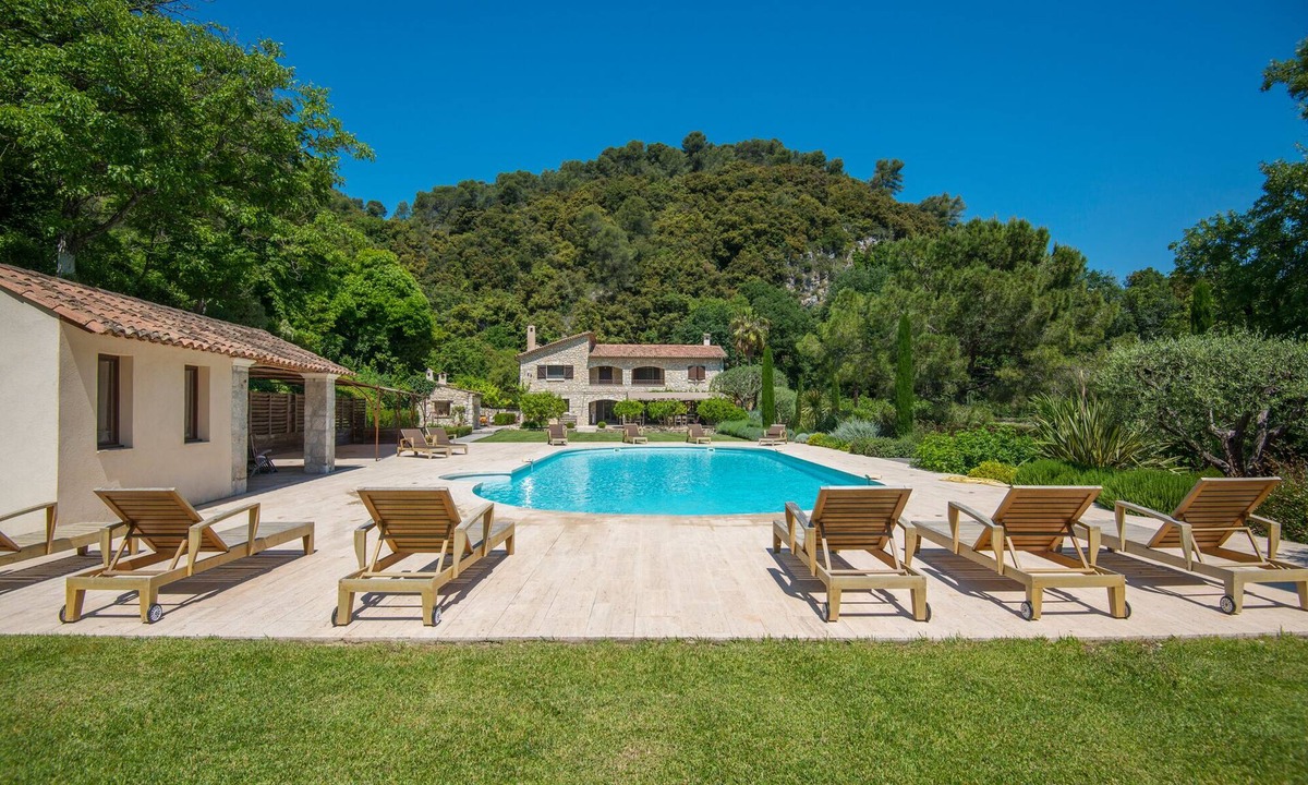Cagnes-sur-Mer Villa | Big pool, noiseless AIRCON in quality bedrooms, speedy WIFI, pizza oven & more!