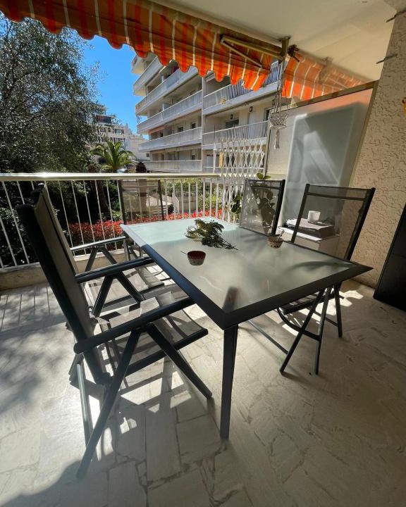 Antibes City Centre House | BNB RENTING spacious 1 bedroom apartment in Antibes center with a parking
