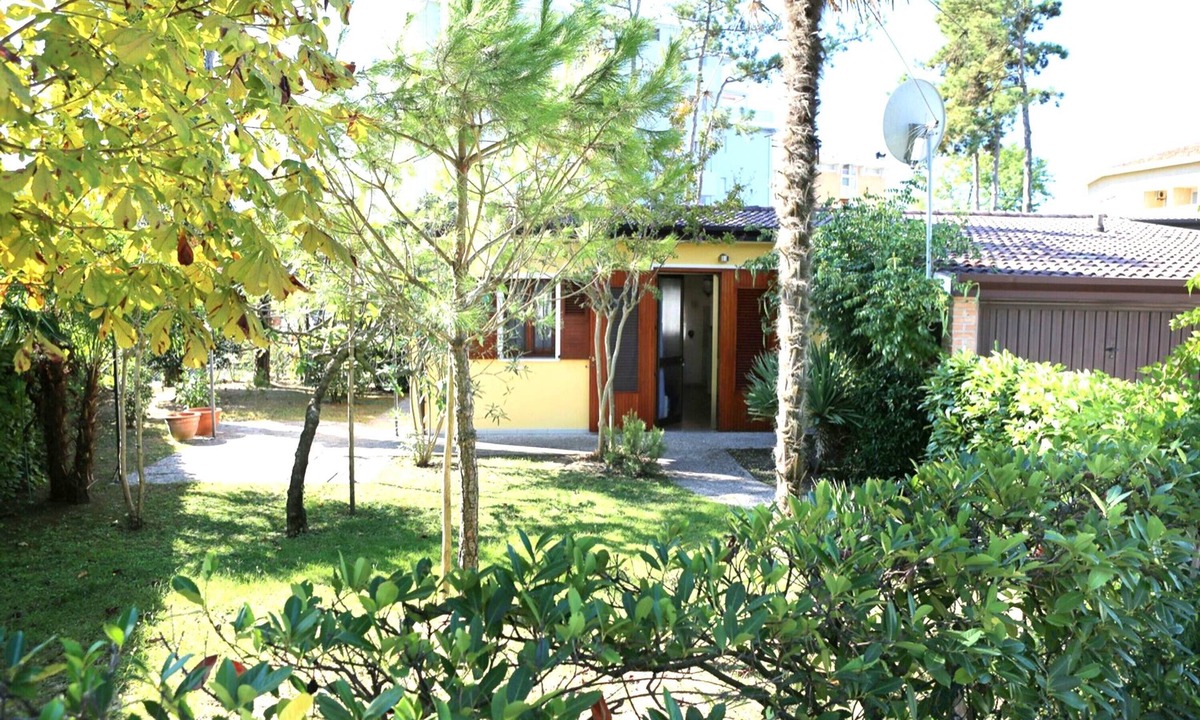 Bibione Pineda Villa | Bright villa with a fenced garden near the beach