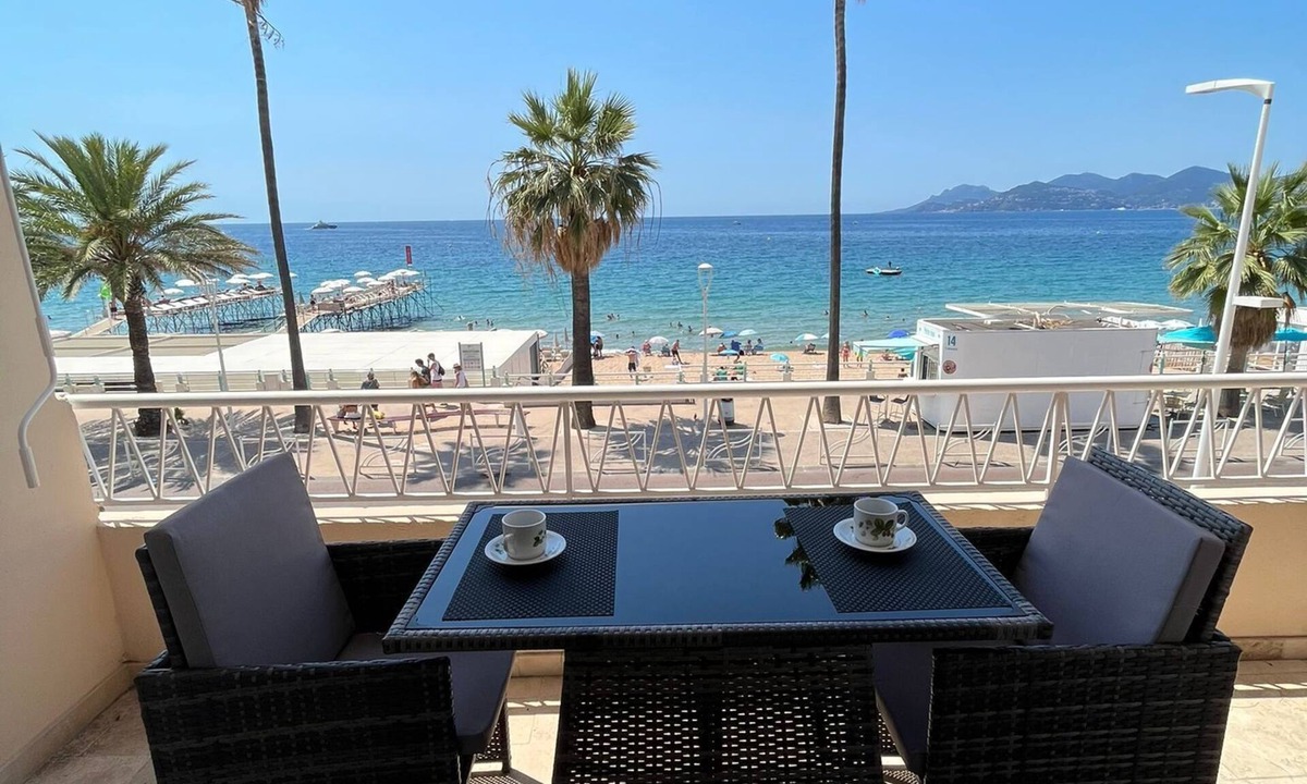 Le Suquet Apartment | Can't Get Closer to Beach