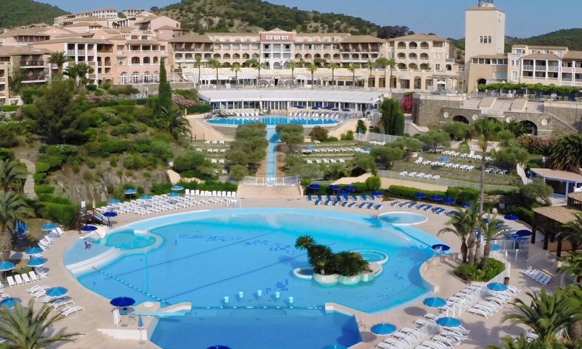 Cap Esterel Apartment | Cap Estérel Apt 4 pers air conditioned with WIFI- Bat C9 shopping street and quiet