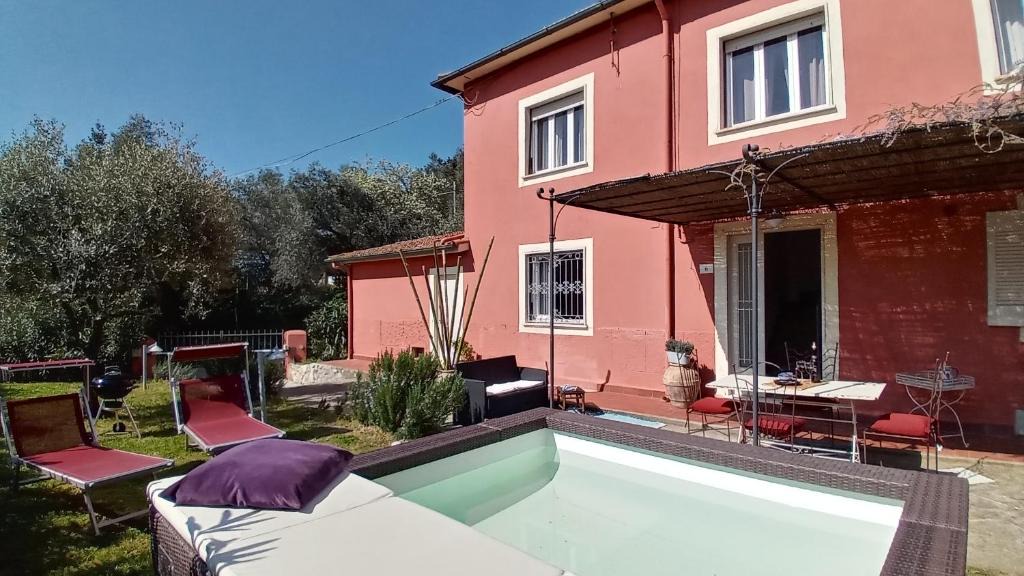 Massarosa House | Casa rosa