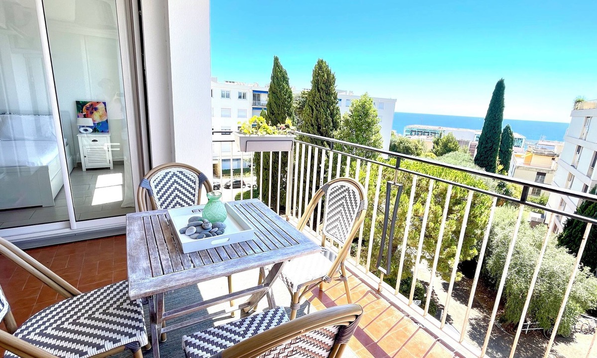 La Madeleine Apartment | Charming 1-bedroom flat WATER VIEW in lovely Nice, France. 5n from the BEACH.