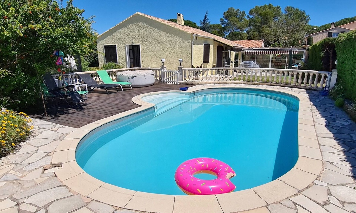 Frejus Apartment | Charming 2-room apartment near Estérel in Provencal villa with pool