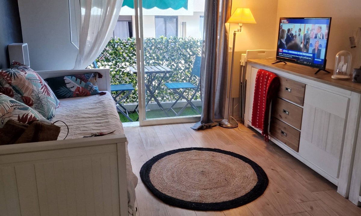 Antibes Old Town Apartment | Charming downtown studio balcony parking