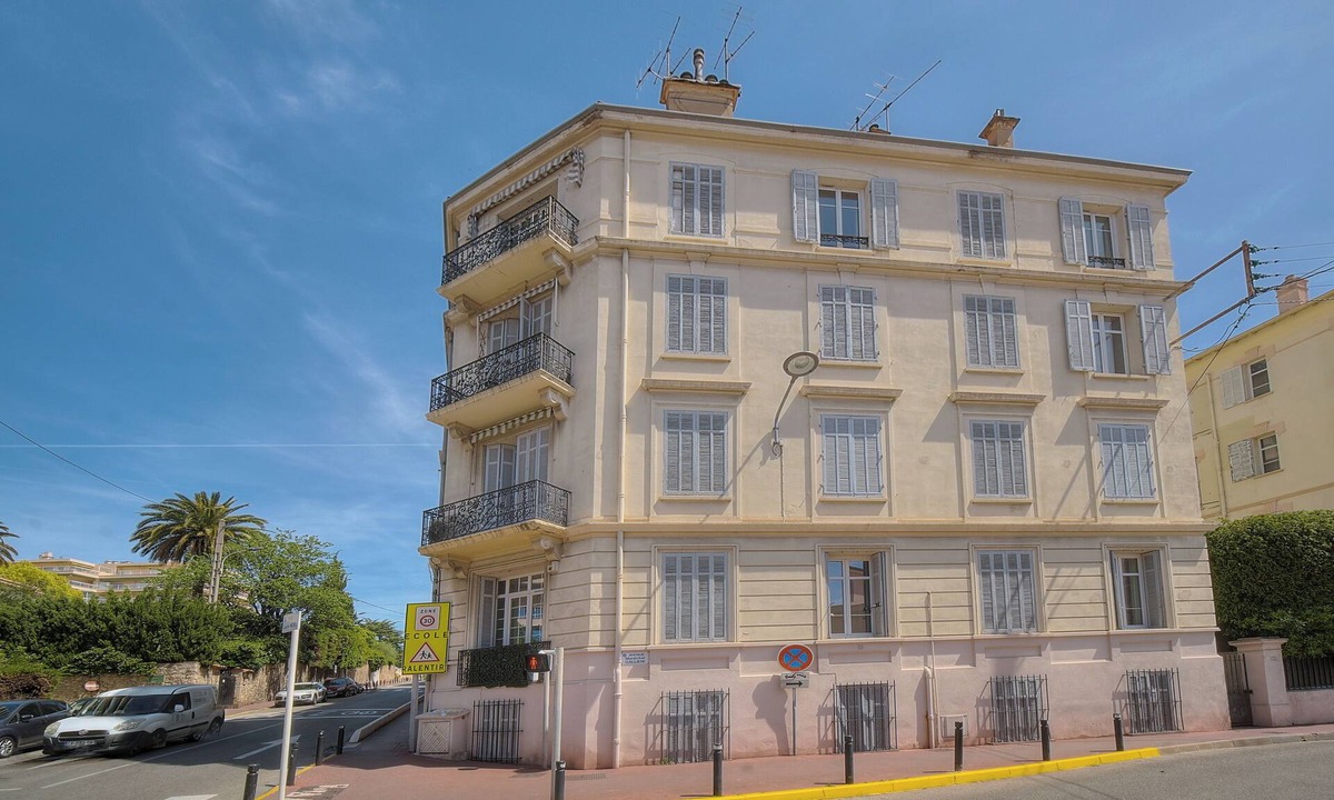 Prado - Republique Apartment | City center apartment with garden