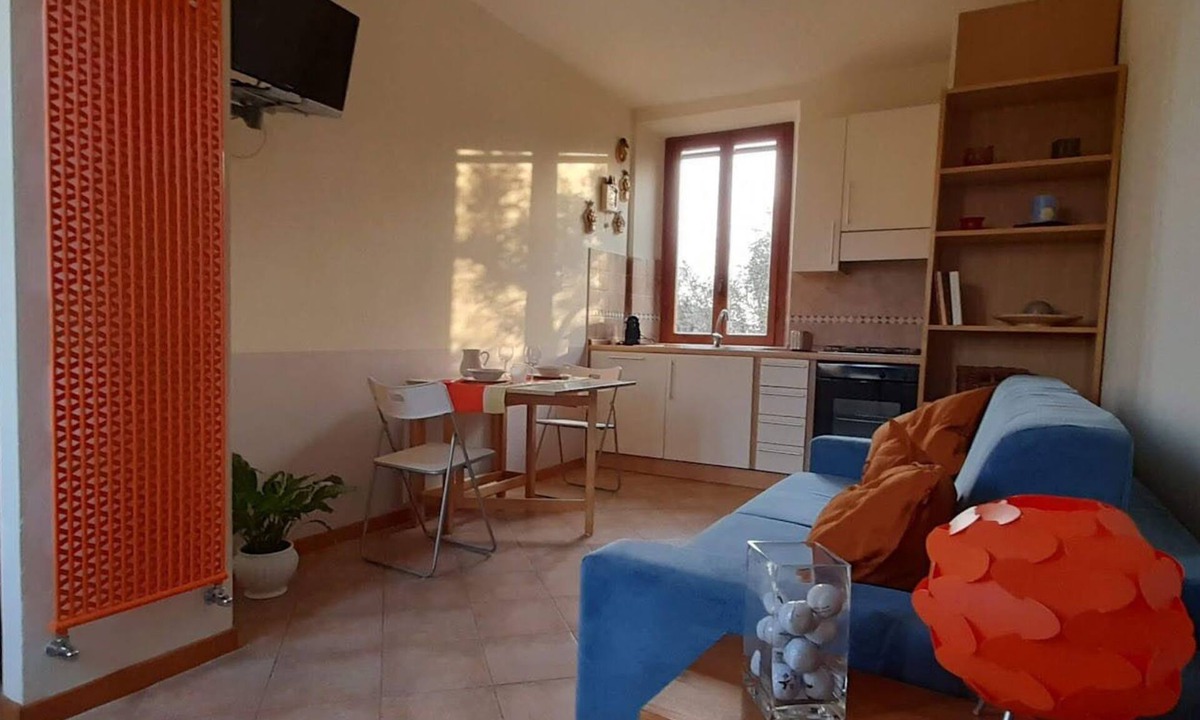 Querceta Apartment | Colorful apartment on the 1st floor of a farmhouse among the olive trees 3 km from the sea