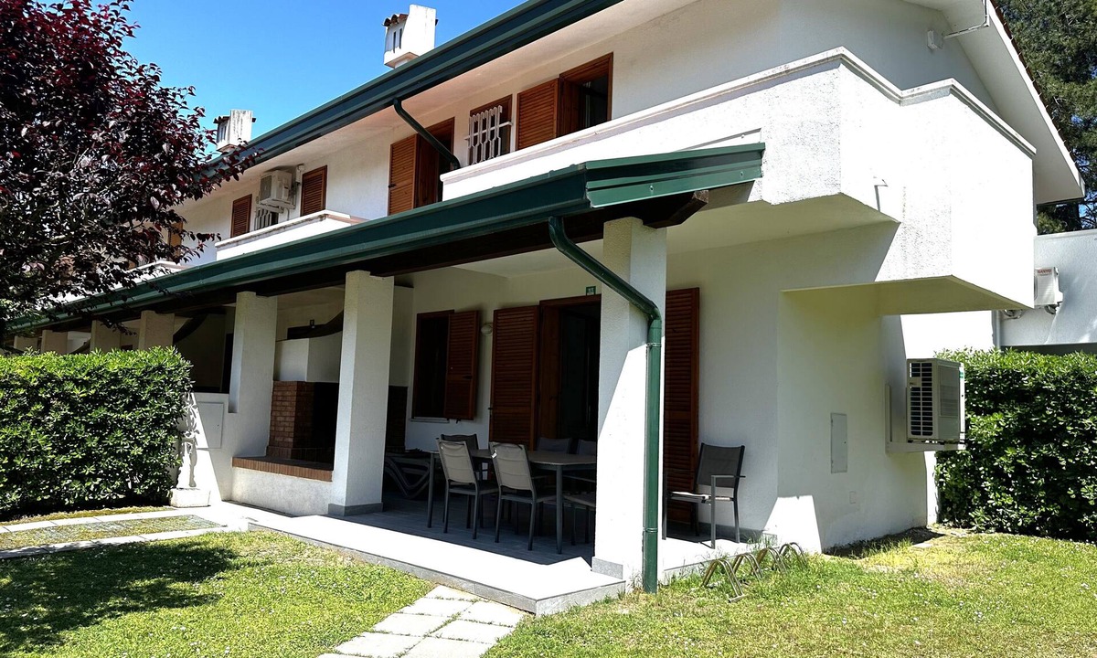 Bibione Villa | Comfy Bibione villa with pool access