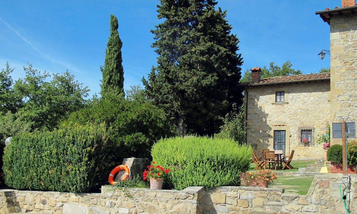 Loro Ciuffenna Villa | Cosy apartment in villa for 4 guests with pool, WIFI and parking