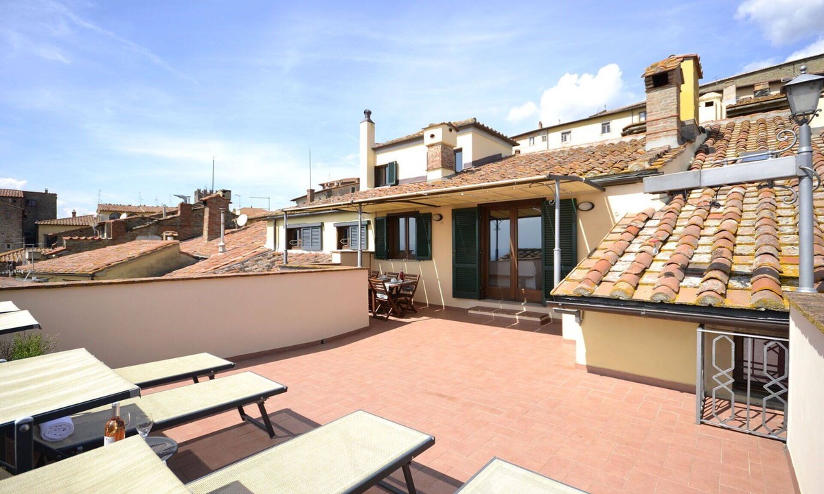Cortona Old Town Apartment | Cosy apartment for 4 people with A/C, WIFI, TV, terrace, pets allowed and panoramic view