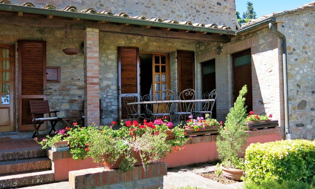 Orciatico Villa | Cosy apartment in villa with WIFI, pool, TV, terrace, pets allowed, panoramic view and parking