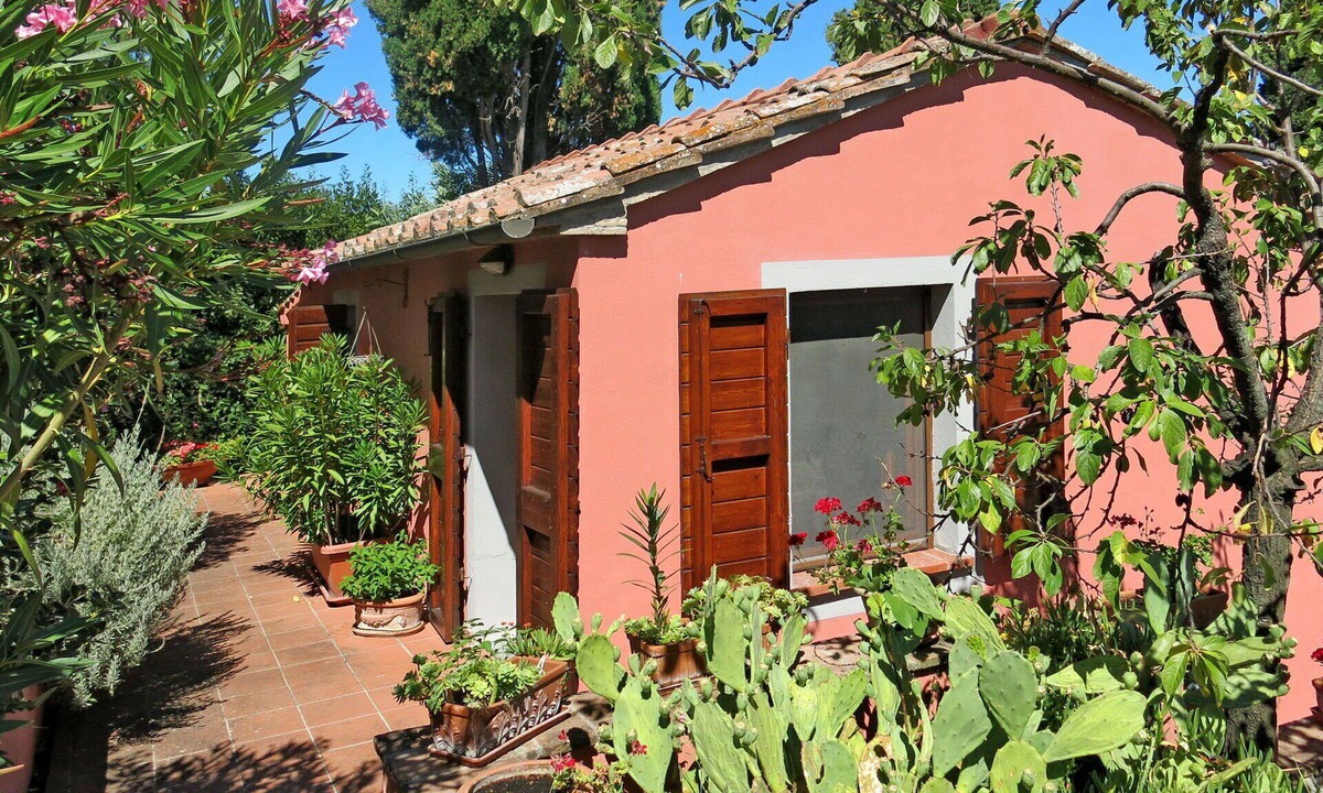 Orciatico Villa | Cosy apartment in villa with private pool, WIFI, TV, terrace, pets allowed and panoramic view