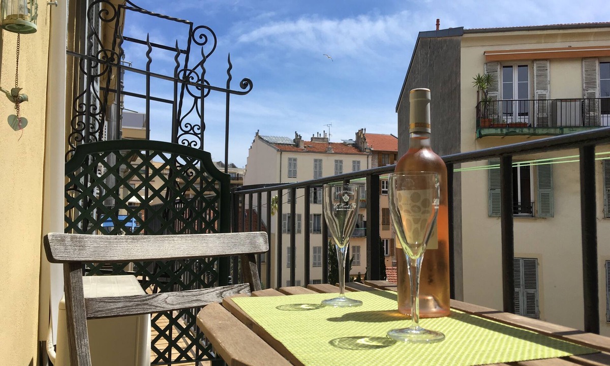Jean-Medecin Apartment | Cosy Studio - very heart of Nice (with AC and balcony)