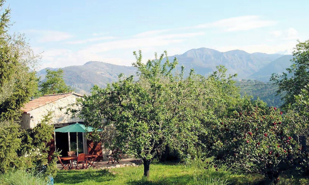 Berre-des-Alpes House | Cottage 'Les Lys' with Mountain View, Wi-Fi and Air Conditioning