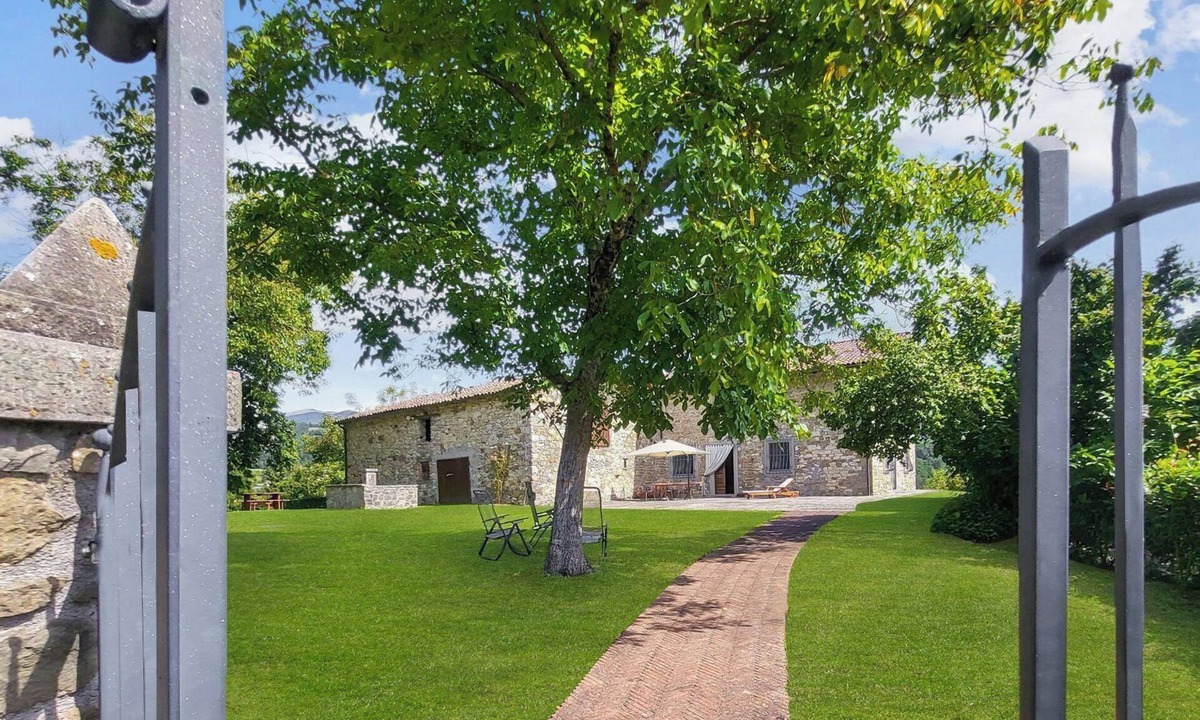 Piazza al Serchio Villa | Cottage, private pool, beautiful mountain views, WIFI, walk to restaurant