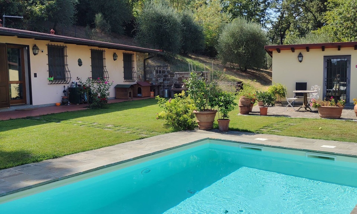 Florence House | Cottage with Pool in the Green