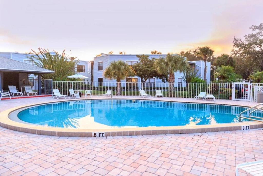 Ventura House | Country Club Condominium