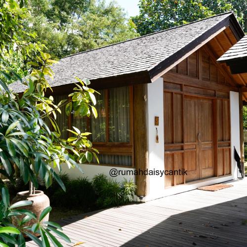 Nyambu Bed & Breakfast | Cozy Room Monkey View in Kaba-Kaba