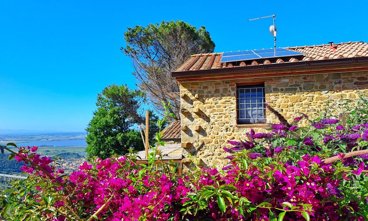 Massarosa House | Cozy Rustico with garden, sea-lake view, air cond. WIFI, washer, near PISA LUCCA