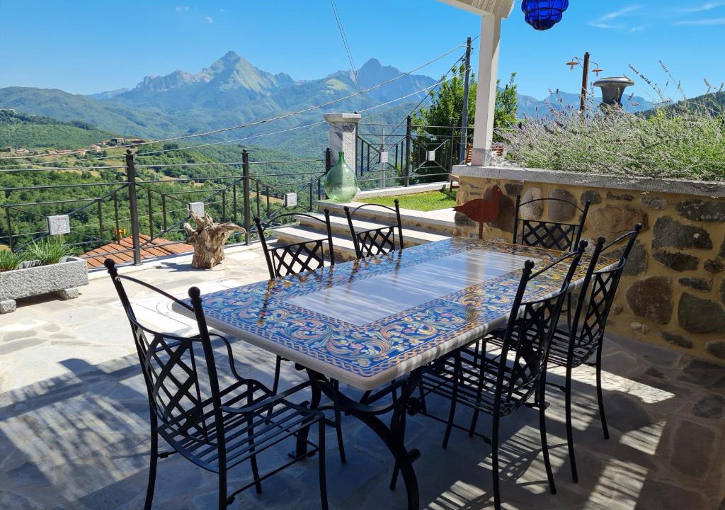 Casola in Lunigiana House | DA ERCOLE casa vacanze di lusso con giardino, piscina e idromassaggio.