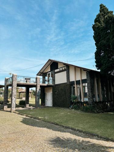 Parongpong Villa | De Villa Istana Bunga Lembang by YourHome