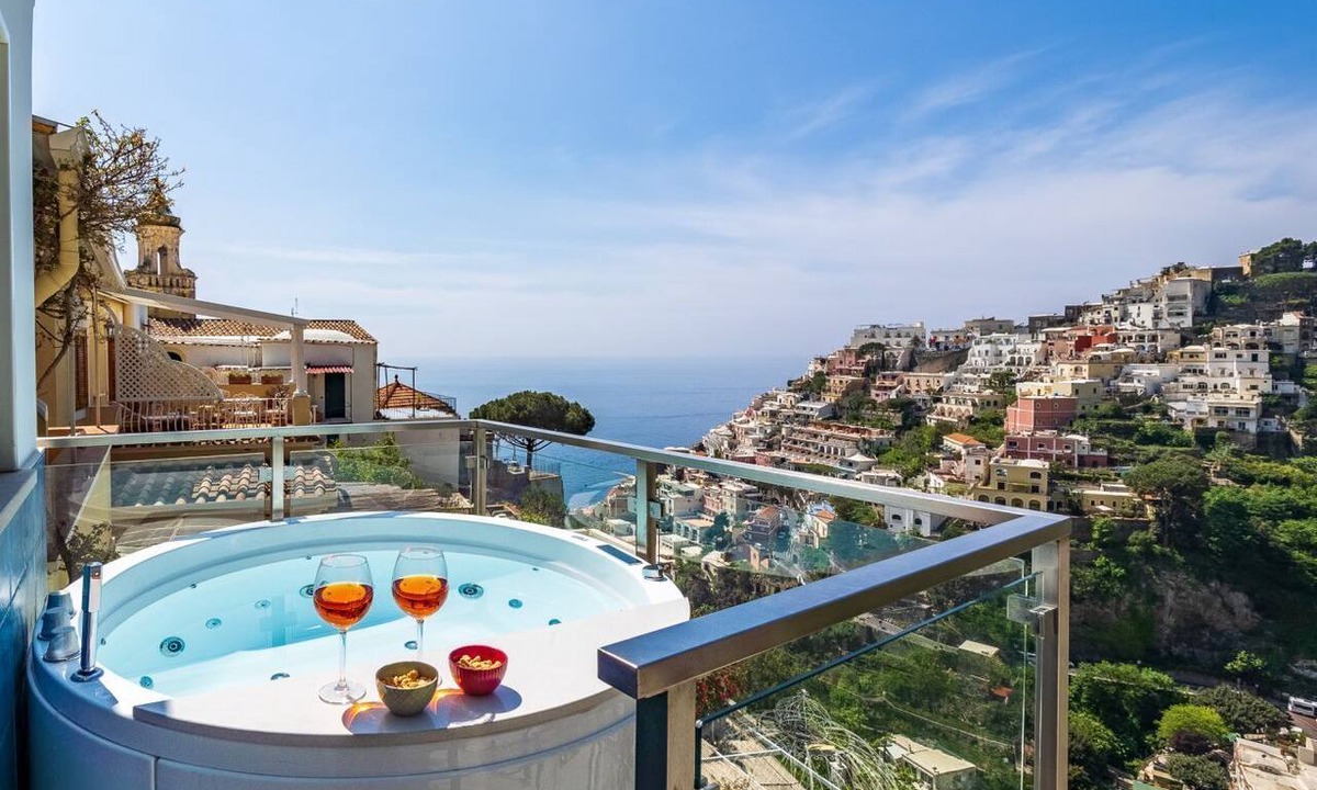 Liparlati Apartment | De Vivo Realty - Santoro Suite in Positano with a private hot tub
