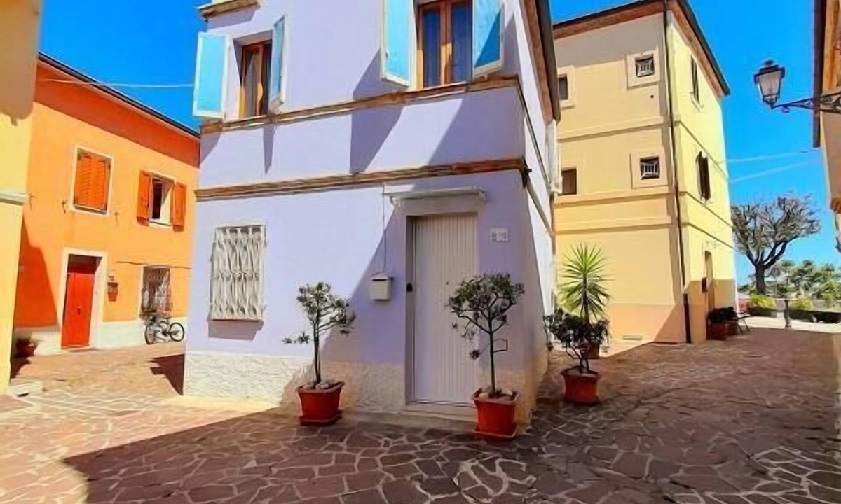 Numana Villa | Delightful quaint downtown skyline