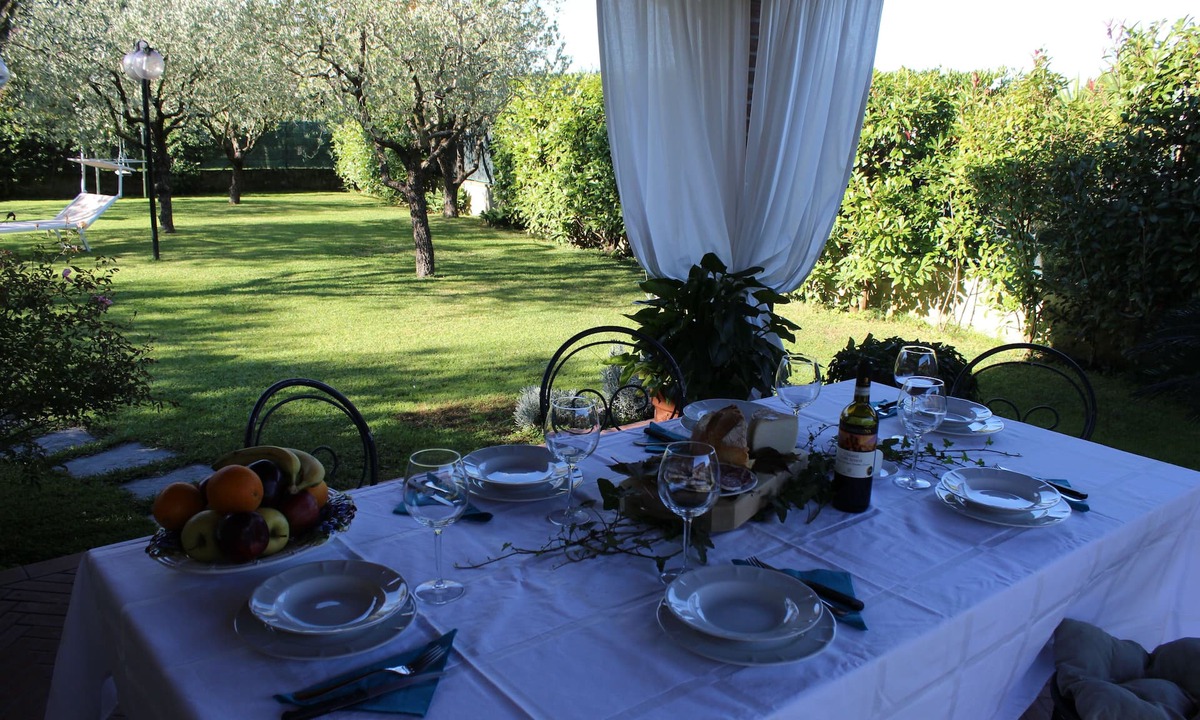 Camaiore Villa | "DIMORA DEGLI ULIVI" single villa, fenced garden, privacy, AC, pet friendly