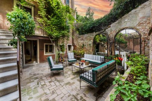 Dorsoduro Apartment | Dimora Orlando A breathtaking Venetian Retreat with Private Courtyard