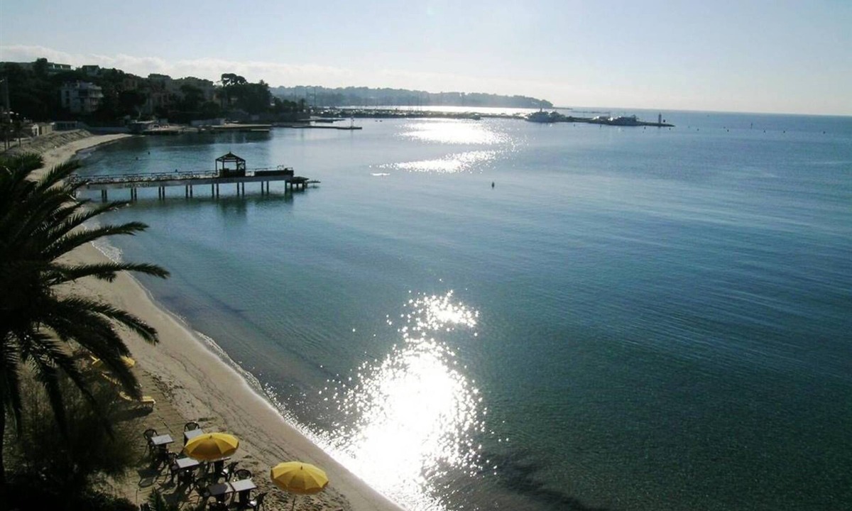 Juan-les-Pins Apartment | EDEN BEACH - Wonderful panoramic seaview for this spacious et seafront 2 ROOMS
