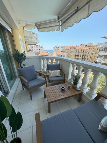 Les Baumettes Apartment | Elegant Apartment with Sea View and Swimming pool