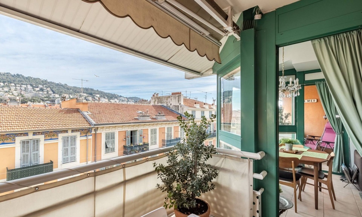 Quartier du Port Apartment | Elegant Holiday Home in Nice with Balcony