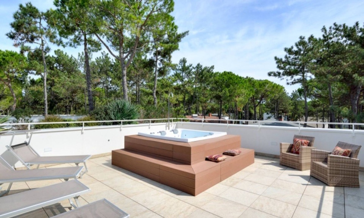 Lignano Pineta Villa | Elegant villa with hot tub