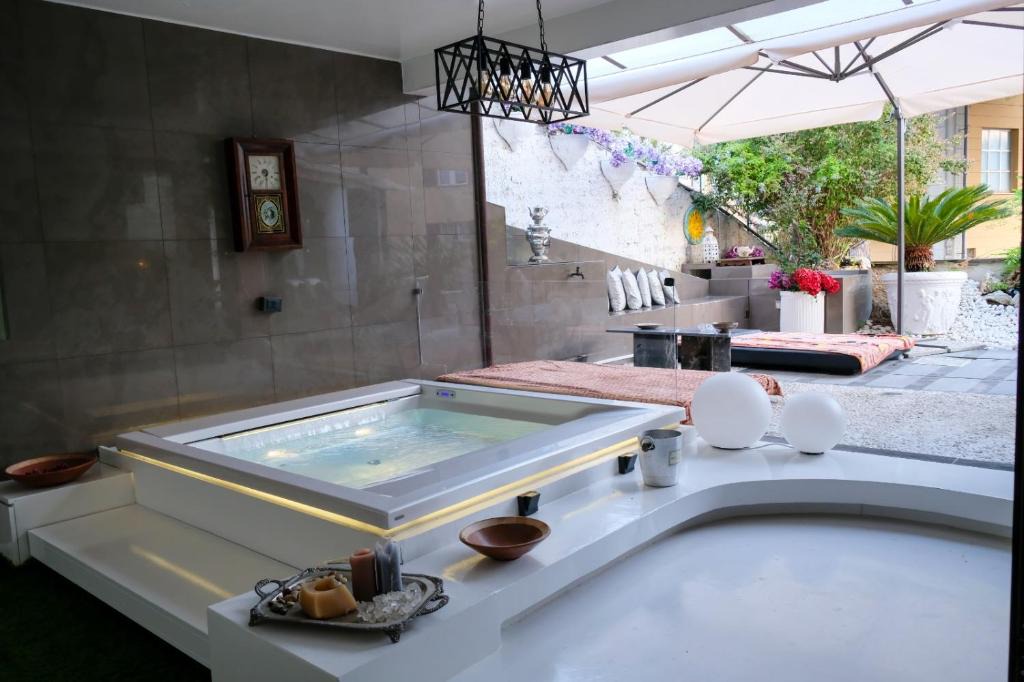 La Spezia Historic Centre Apartment | Elite Cinqueterre Design Apartment Vip Jacuzzi Seaview & Garden