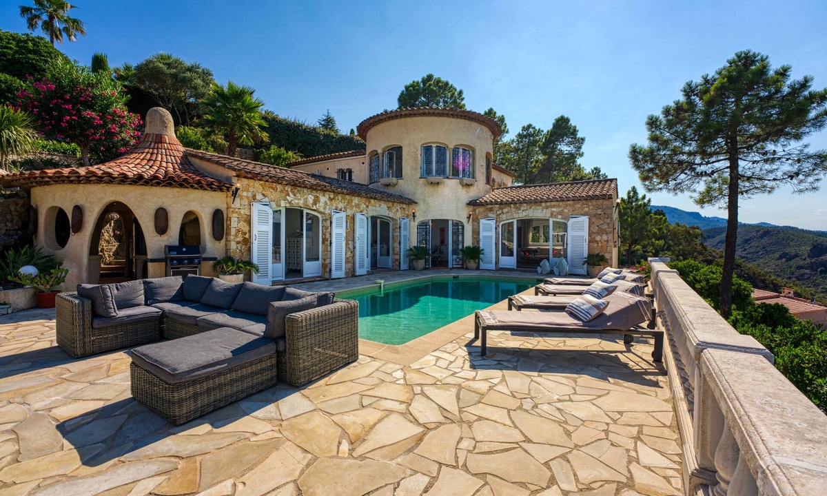 Mandelieu-La-Napoule Villa | Fabulous 5 Bedroom Villa near Cannes perfect for the Lions Festival. n