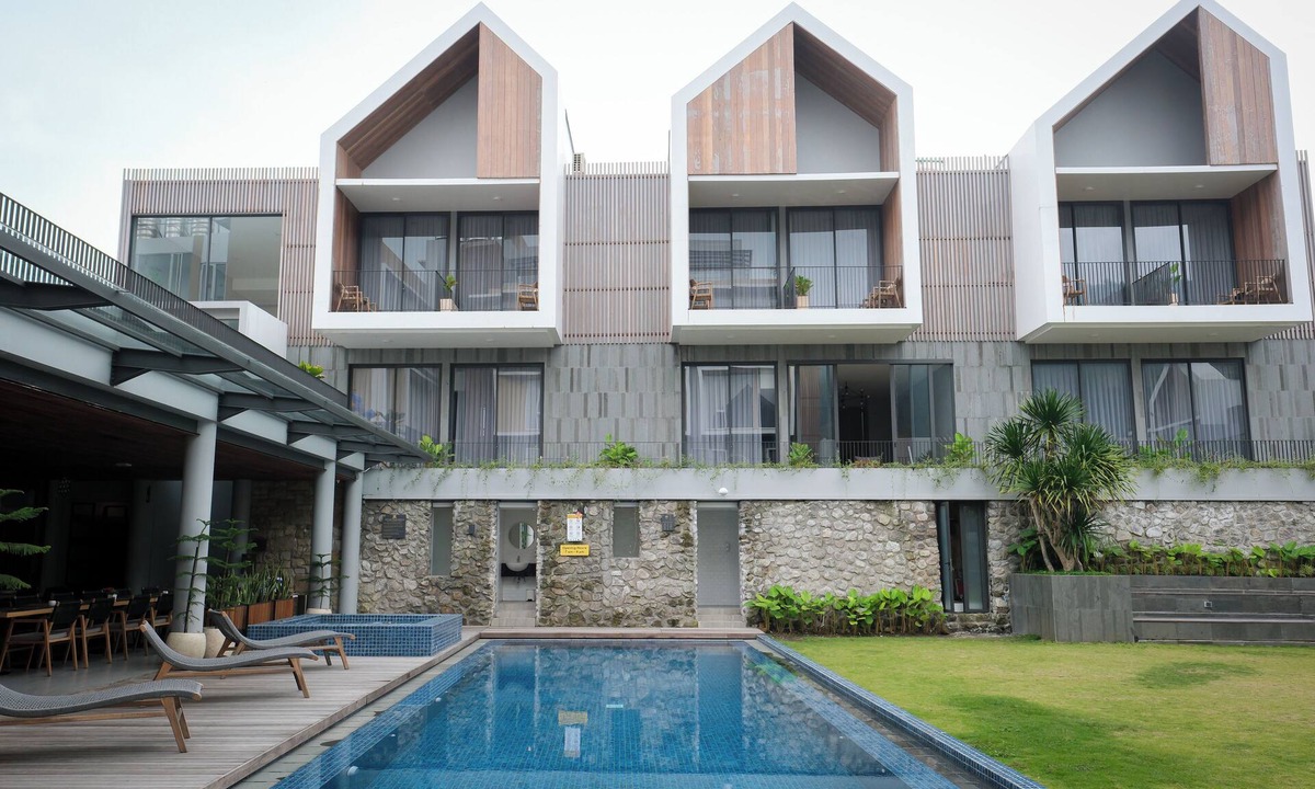 Hargomulyo Hotel | Facade Hotel by Azana