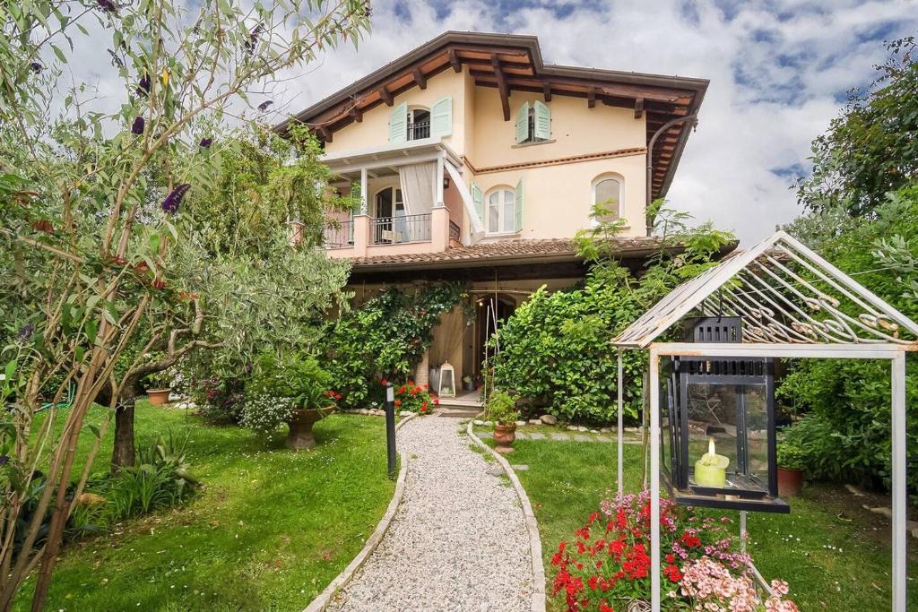 Cinquale Apartment | Forte dei Marmi House - with Jacuzzi