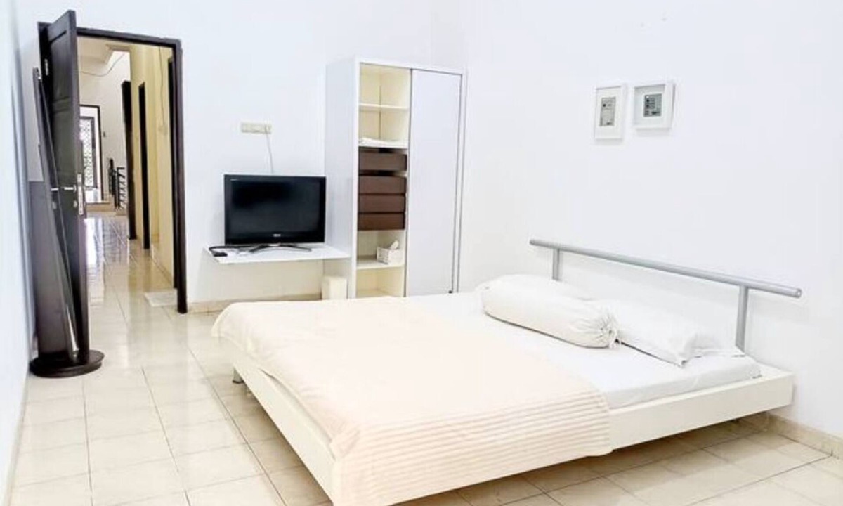 Surabaya House | Free Parking, WIFI, Netflix, Spacious House 0.9km to Tunjungan Plaza - ROOM 2