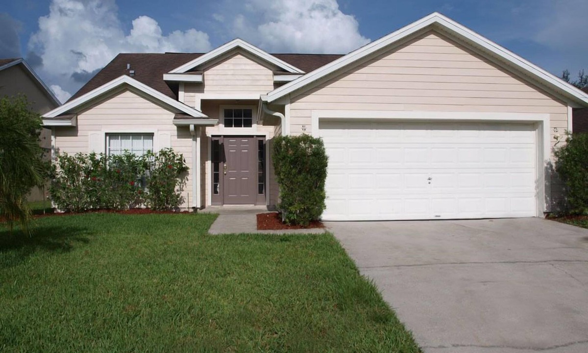 Woodridge Villa | fully fenced back yard !