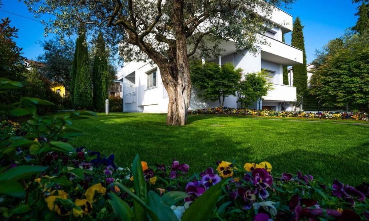 Peschiera del Garda Villa | Giardino Segreto Apartments