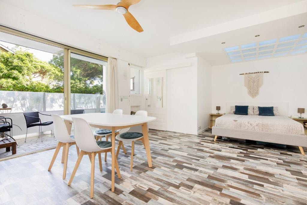 Golfe Juan Apartment | Grand Studio neuf face port et plage, parking privé