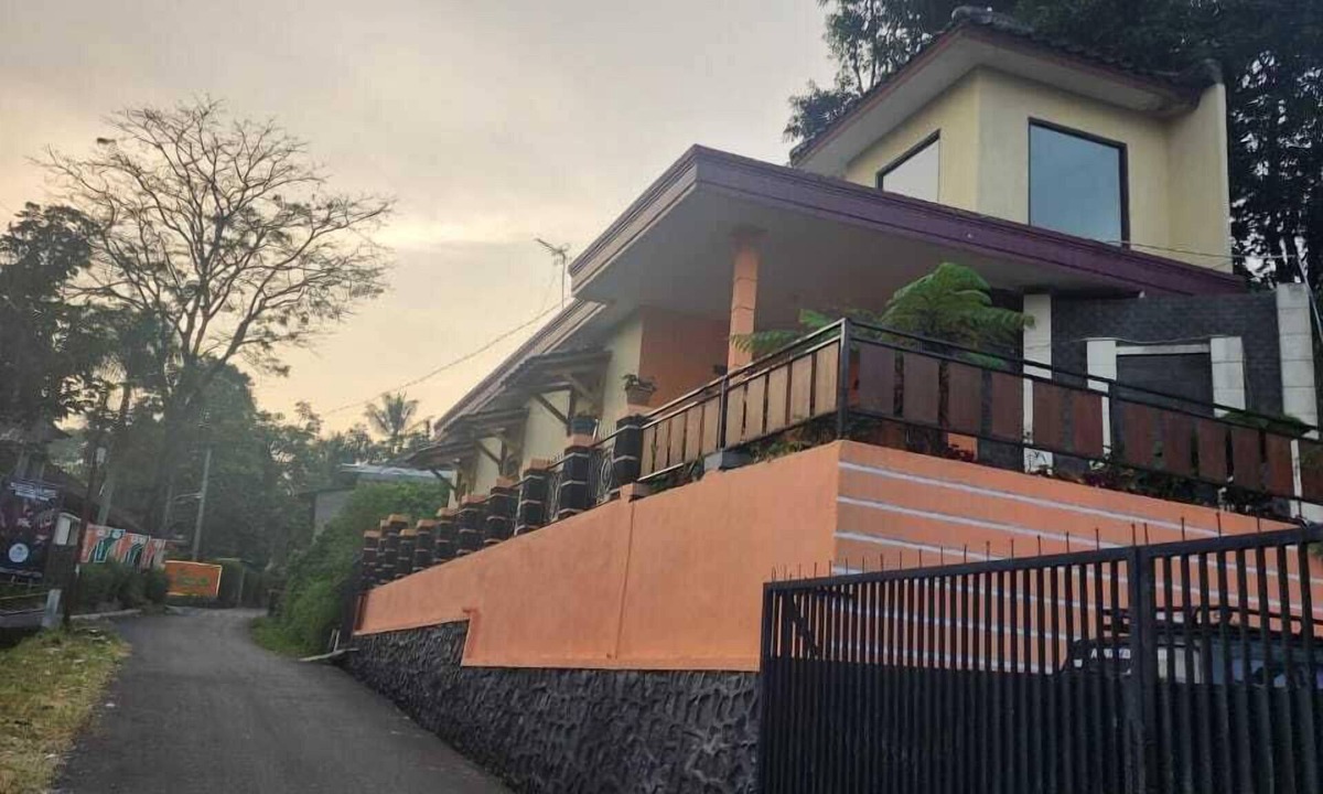 Jambu Luwuk Villa | Griya Hulu Cai