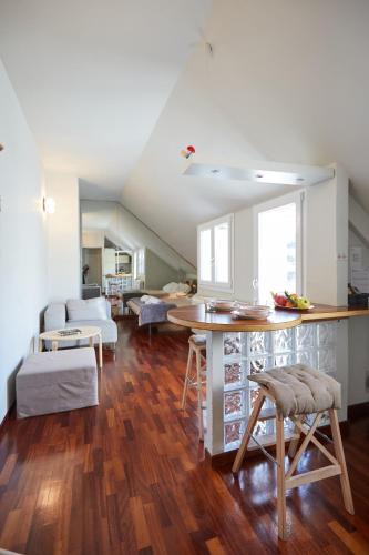 Milan Apartment | GuestHost - Studio con Balcone per 2 persone