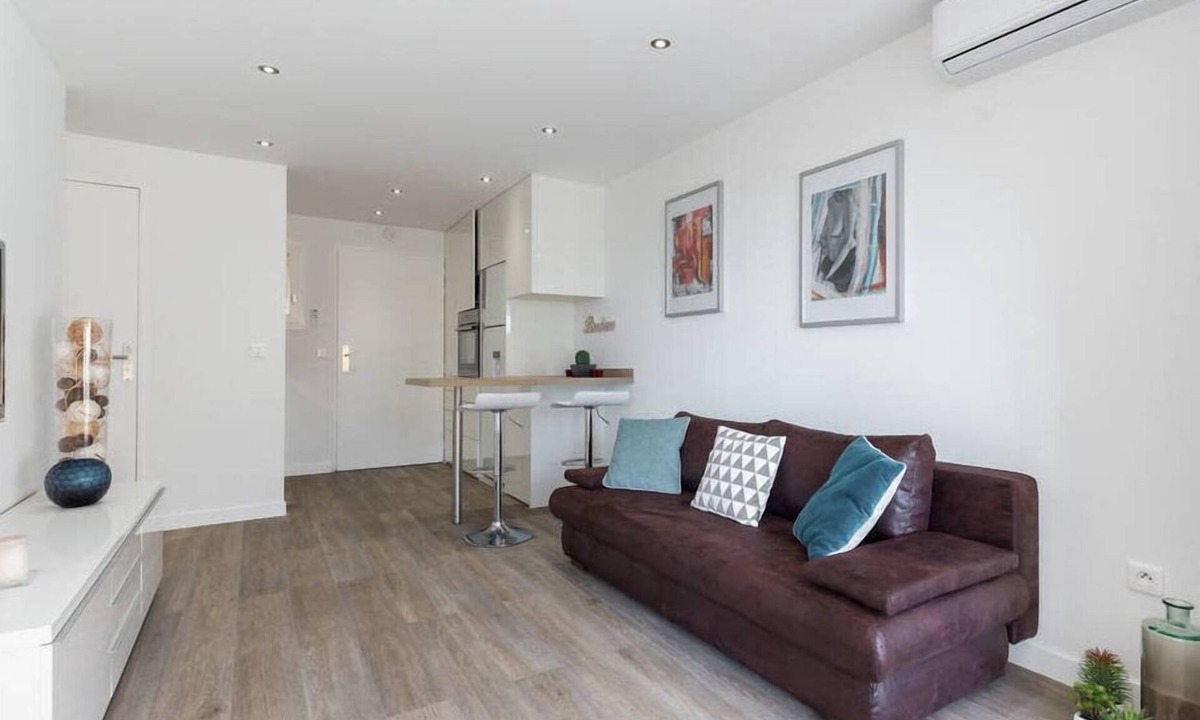 Cannes La Bocca Apartment | Haven of Peace: 1-Br Terrace with Sea View & Pool