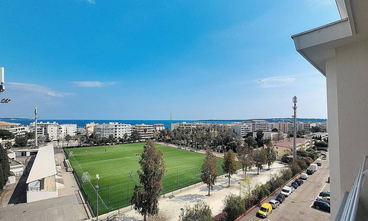 Pointe Croisette Condo | HENRI CAMILLE REAL ESTATE -ARMOR - Sea view, big terrace, sunny 1 bedroom