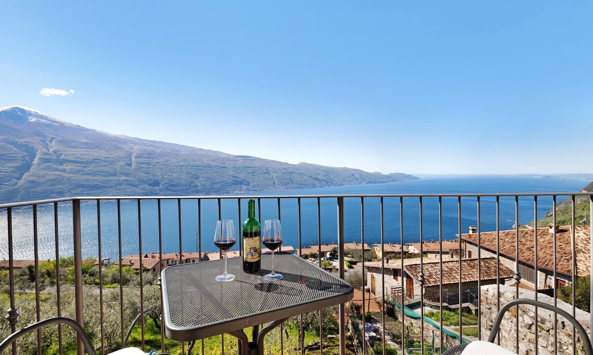 Gardola Apartment | Holiday Apartment 'Rustico Spagnol 2' with Lake View, Pool & Wi-Fi