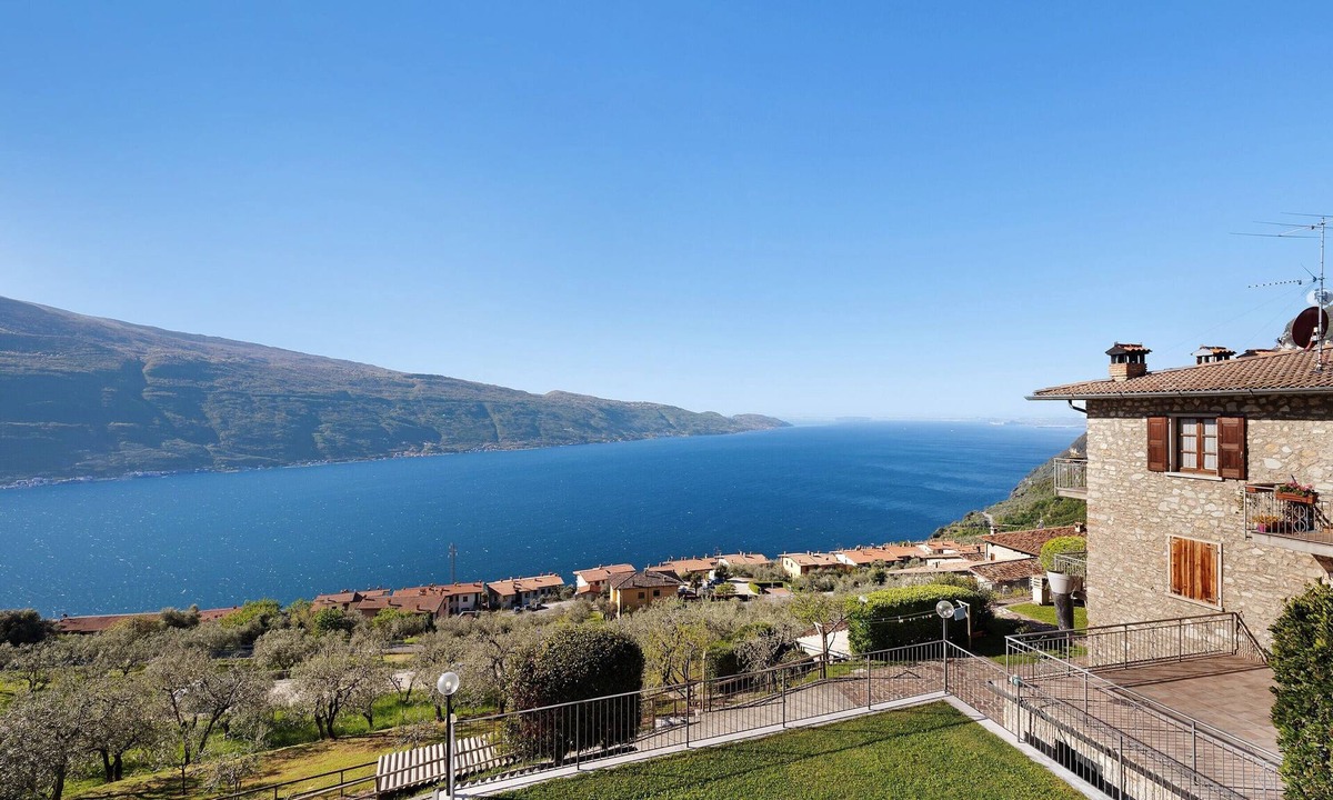 Gardola Apartment | Holiday Apartment 'Rustico Spagnol 3' with Lake View, Pool & Wi-Fi