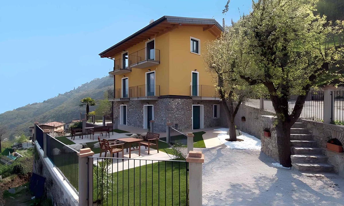 Tremosine Apartment | Holiday apartment with lake view and hot tub