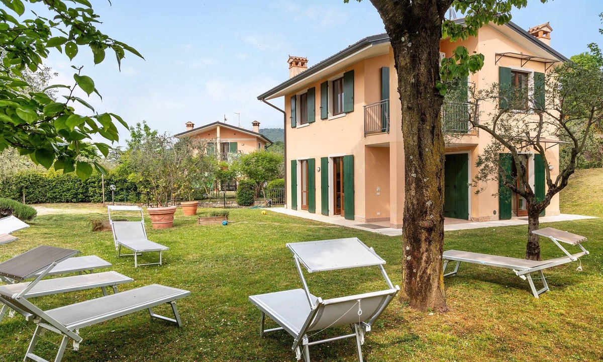 Torri del Benaco House | Holiday Home 'Alessandra' with Mountain View, Wi-Fi and Air Conditioning