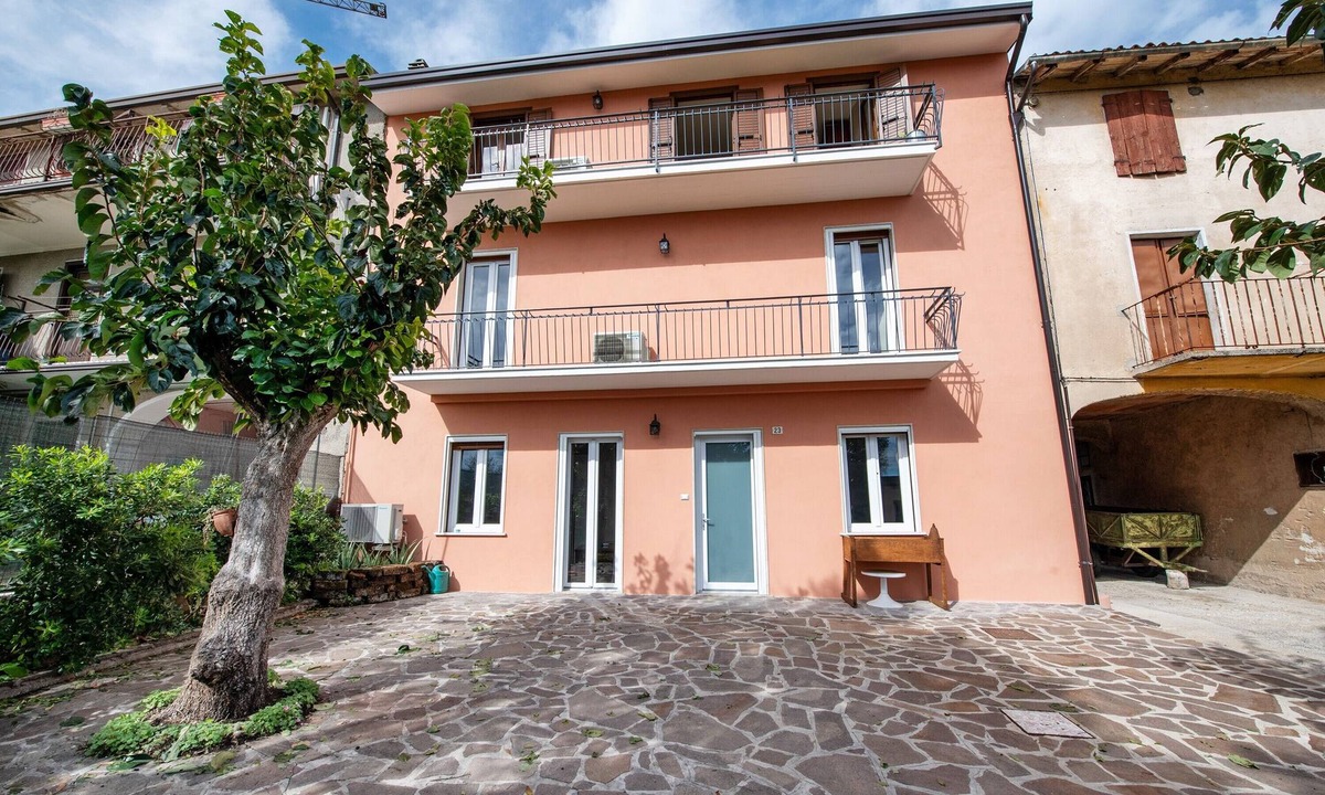 Manerba del Garda House | Holiday Home 'Casa Bellini' with Private Garden, Wi-Fi and Air Conditioning